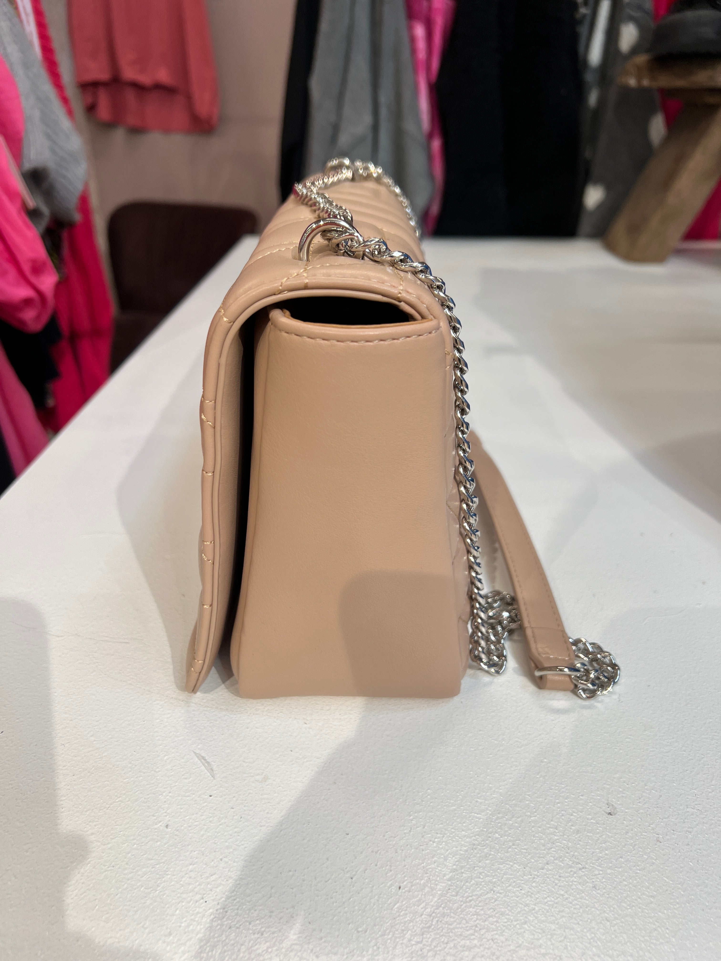 Hallie - Stor crossbag med sølv kæde og lukning